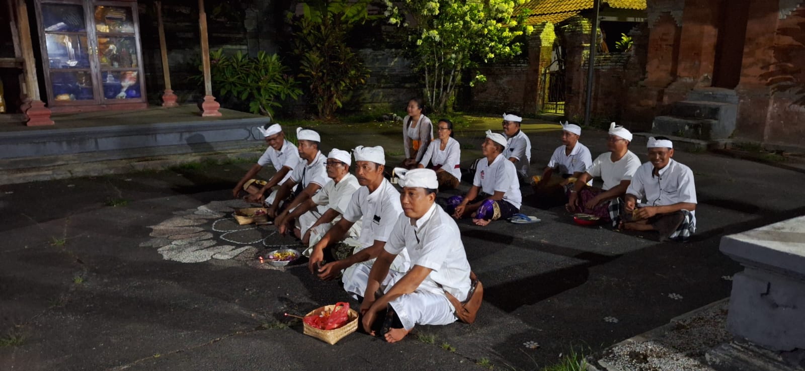 Artikel Matur Piuning Rangkaian Acara Perayaan Tumpek Wayang Pebayuhan Sapu Leger